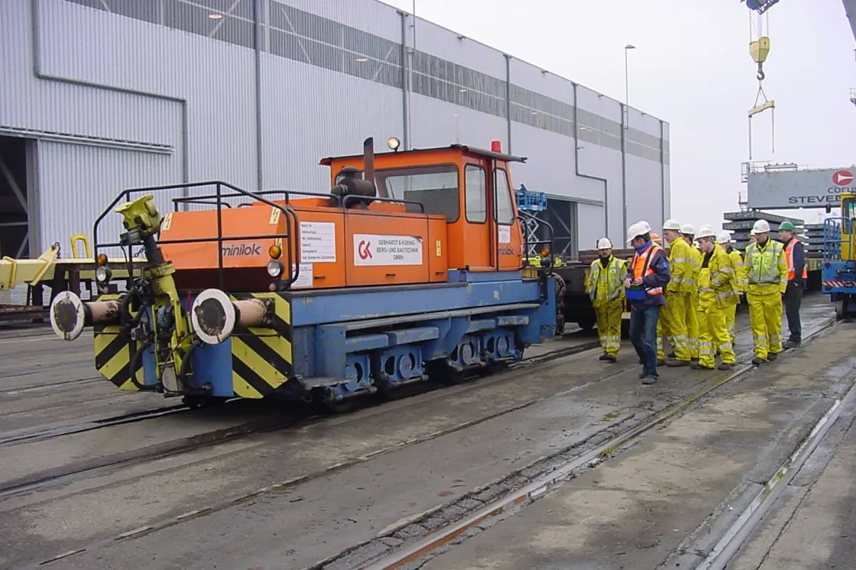Translok DH 140-162 auf Schienen – Seitenansicht