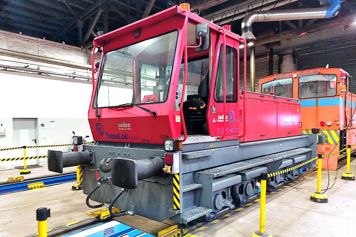 Translok DH 140-212 linke Seite und Voransicht in der Halle