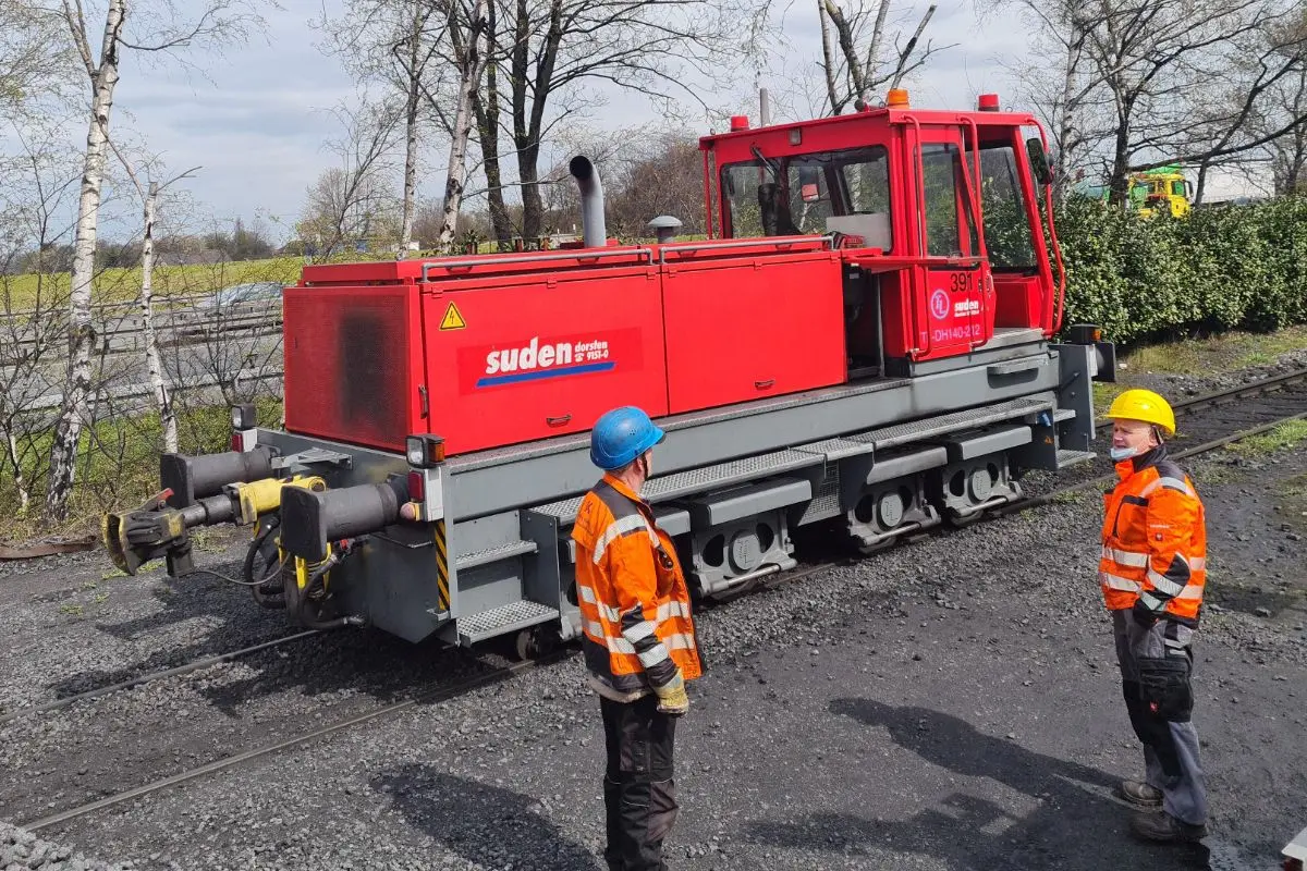 Translok DH 140-212 Zweiwegefahrzeug – Seitenansicht auf Schiene
