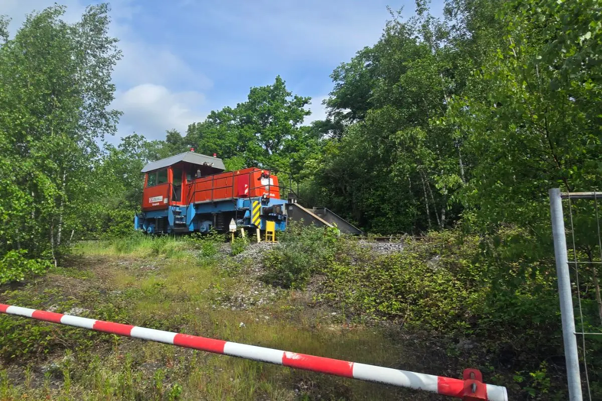 Translok DH 440-152 Cargo-Lok angedockt an Waggon